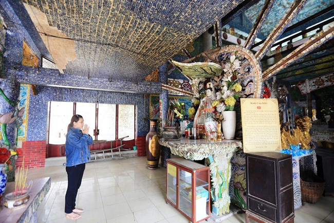 Hai bên thờ Phật Tổ Như Lai và Địa Mẫu.