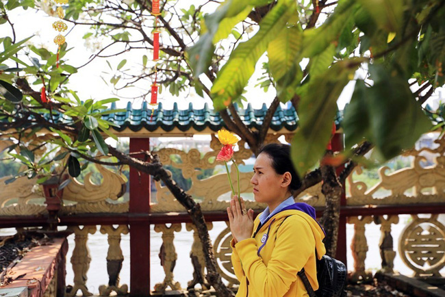 Dù nằm giữa sông, tứ bề là nước nhưng ngôi miếu cũng thu hút rất đông người dân tìm đến tham quan, thắp hương cầu an. “Hồi nhỏ tôi thường theo mẹ qua Miếu Nổi để thắp hương cầu an. Lớn lên mỗi năm tôi cũng vài lần đến đây để thắp hương. Nhiều người truyền nhau ngôi miếu rất linh thiêng”, bà Thanh Tú người dân đến đây nói.