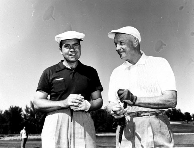 Sở thích của Tổng thống Dwight Eisenhower là chơi golf và nghỉ ngơi tại bang Colorado. Đây là hình ảnh ông Eisenhower và Phó tổng thống Nixon thư giãn trên sân golf &nbsp;Cherry Hills Country Club ở Denver vào năm 1953.