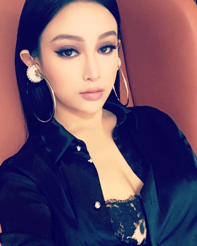 Sở hữu chiều cao nổi trội và vóc dáng hoàn hảo&nbsp;mỹ nữ thường hay diện những bộ đồ ôm sát cơ thể khoe ra các đường cong nóng bỏng.&nbsp;
