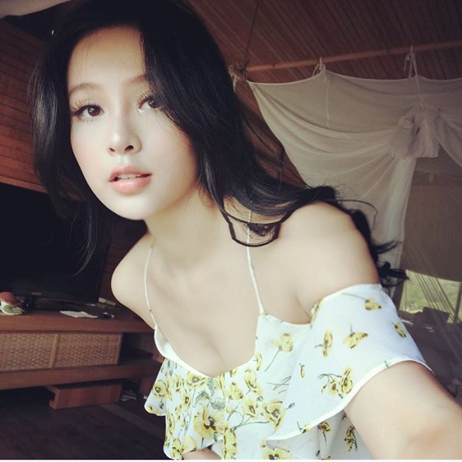 Trang phục bèo nhún, dịu dàng nữ tính khiến bà mẹ một con trẻ trung hơn rất nhiều.&nbsp;