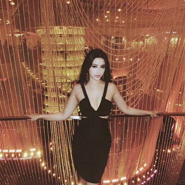 Những bộ váy khoét sâu khiến Huyền baby trở nên sexy và quyến rũ vô bờ.&nbsp;