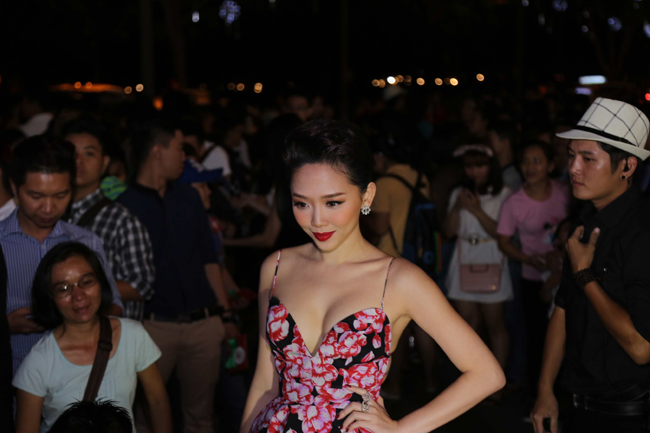 Giữa đám đông, Tóc Tiên vẫn rất nổi bật.