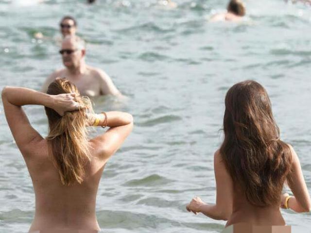 Úc: Ngàn người rủ nhau khỏa thân tắm biển làm từ thiện