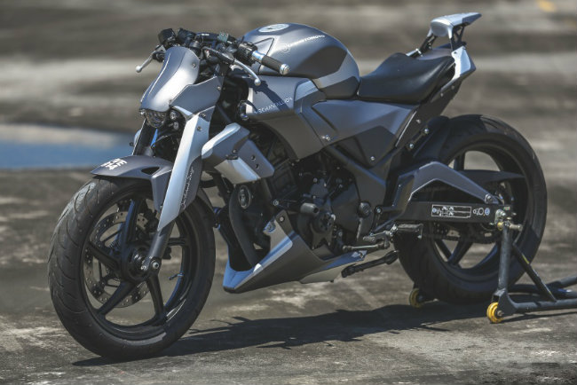 Chiếc môtô hàng khủng này được thiết kế dựa trên Honda CBR250R nhưng có thân hình hầm hố mang phong cách áo khoác của chiến binh Zaku.