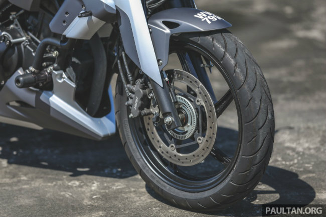 Mặt trước xe với 5 tấm ốp, trong khi vỏ phía bên cùng nắp che tản nhiệt đi kèm với 6 và 2 tấm tương ứng, còn lại phần đuôi được tạo thành từ 5 tấm nhựa ABS in theo công nghệ 3D.
