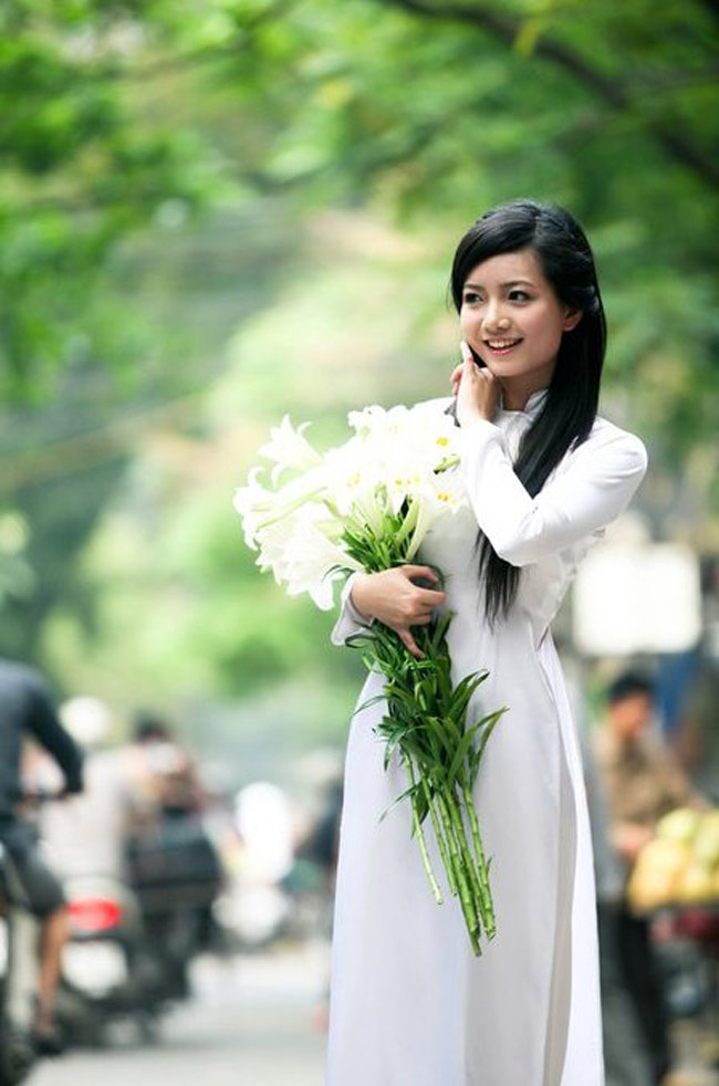 Hình ảnh cô diện áo dài thướt tha trên bục giảng khiến nhiều người xuýt xoa.&nbsp;