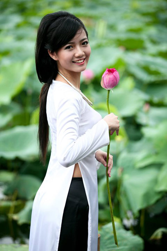 Xinh đẹp, dạy giỏi, lại là &#34;cây văn nghệ&#34; của trường, cô giáo 9X được học sinh trường Amsterdam yêu mến.&nbsp;