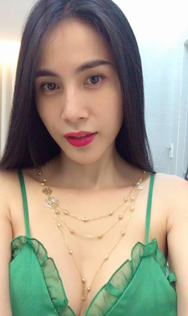 Ở nhà xuề xòa nhưng vẫn xinh đẹp&nbsp;là thế, chỉ cần &#34;điểm son tô phấn&#34; thêm một chút là Thủy Tiên đã lộng lẫy trước khi đi diễn thế này.