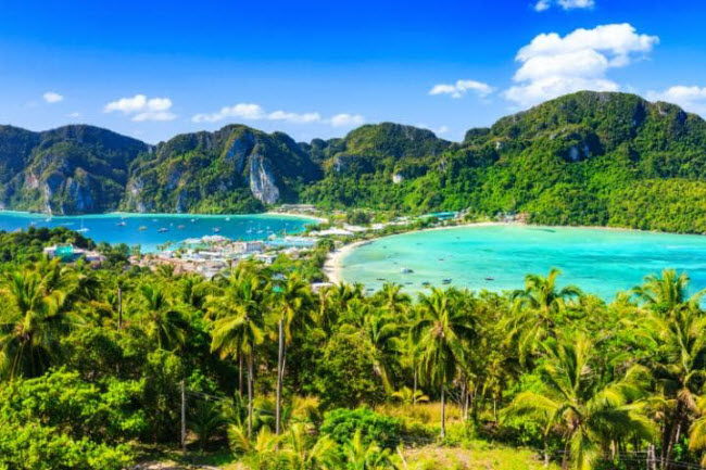 Phi Phi Don, Koh Phi Phi, Thái Lan: Đây là nơi được lựa chọn làm bối cảnh cho bộ phim The Beach với sự tham gia của diễn viên nổi tiếng Leonardo di Caprio. Bãi hình trăng lưỡi liềm khiến hòn đảo này trở thành một trong những địa điểm hấp dẫn nhất ở Thái Lan. Phong cảnh đẹp ở đây cũng giúp bạn quên mọi mệt mỏi.