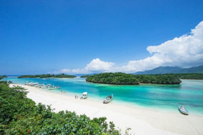 Vịnh Kabira, Okinawa, Nhật Bản: Nằm ở cực nam của Nhật Bản, vịnh Kabira trên đảo Okinawa là một thiên đường cận nhiệt đới. Từ đây, du khách có thể nhìn thấy phần lãnh thổ của Đài Loan. Địa điểm này cũng là nơi lý tưởng để trải nghiệm ẩm thực đặc trưng của Nhật Bản.