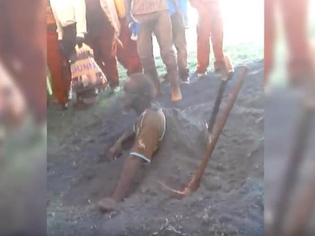Nam Phi: Trộm bị đánh tàn tệ, ép tự đào mộ chôn sống