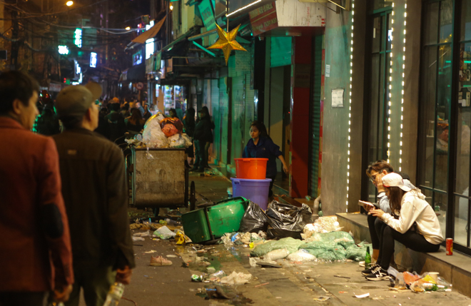 Hà Nội: Phố đi bộ ngập trong rác sau lễ hội chào năm mới - 1