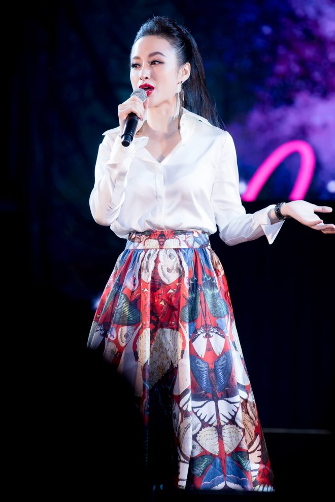 Angela Phương Trinh bất ngờ diện trang phục kín đáo đón năm mới tại Đà Nẵng - 2