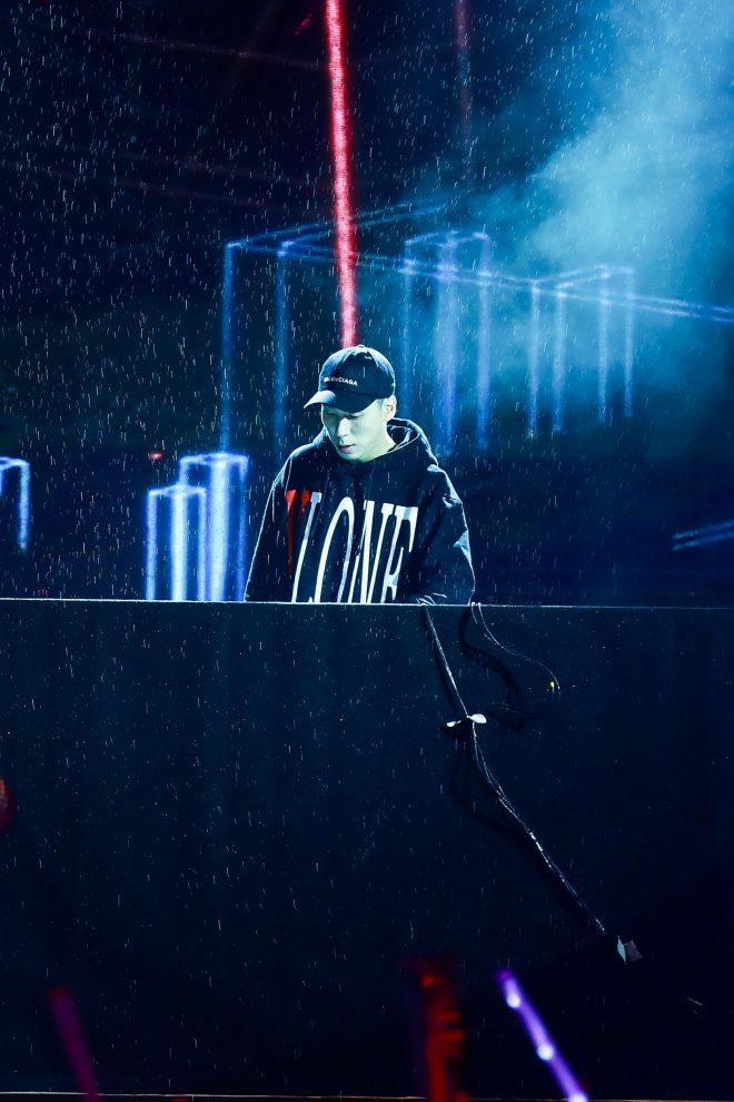 Angela Phương Trinh bất ngờ diện trang phục kín đáo đón năm mới tại Đà Nẵng - 6