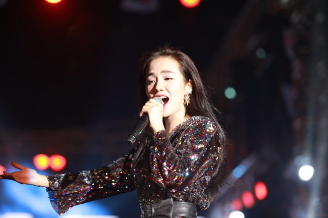 Angela Phương Trinh bất ngờ diện trang phục kín đáo đón năm mới tại Đà Nẵng - 8