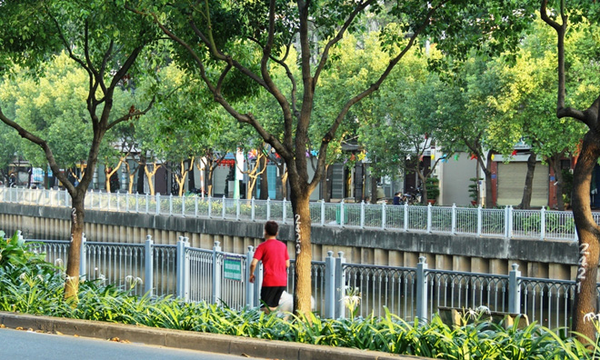 Phố phường Sài Gòn tĩnh lặng đến lạ thường trong ngày đầu năm mới - 5