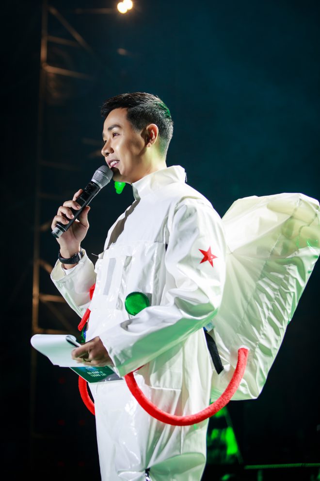 Nguyên Khang làm phi hành gia, Tóc Tiên dẫm phải đinh trên sân khấu - 2