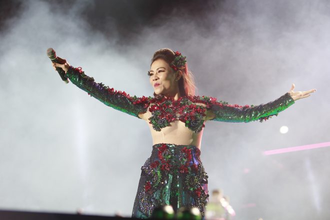 Nguyên Khang làm phi hành gia, Tóc Tiên dẫm phải đinh trên sân khấu - 6