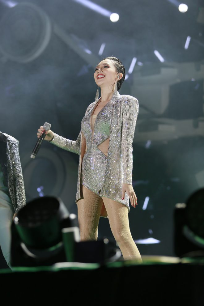 Nguyên Khang làm phi hành gia, Tóc Tiên dẫm phải đinh trên sân khấu - 4