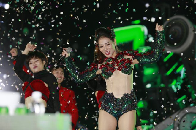 Nguyên Khang làm phi hành gia, Tóc Tiên dẫm phải đinh trên sân khấu - 7