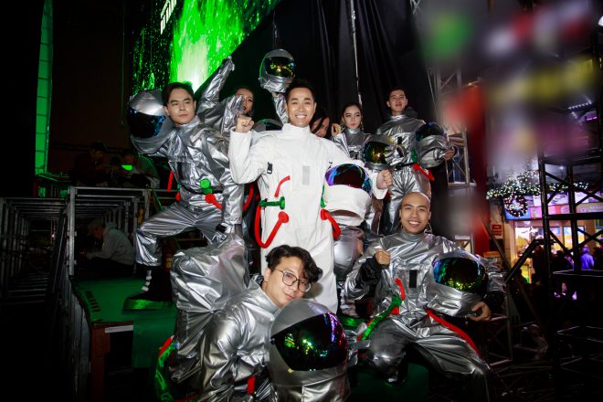 Nguyên Khang làm phi hành gia, Tóc Tiên dẫm phải đinh trên sân khấu - 1