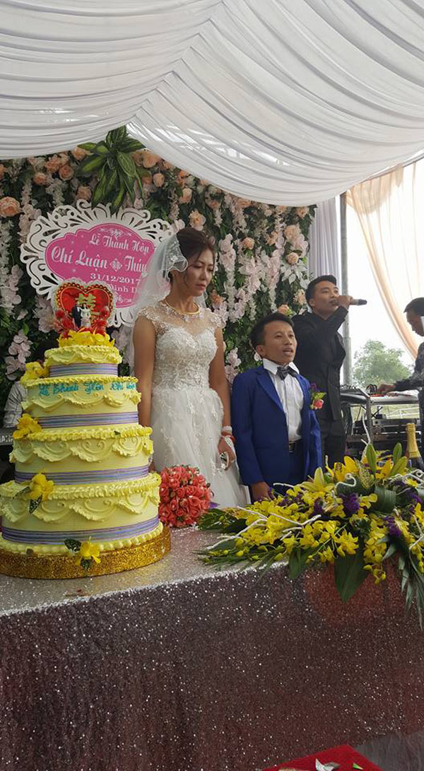 Vợ 1m65, chồng 80cm gây xôn xao trong đám cưới xứ Thanh ngày cuối cùng năm 2017 - 1