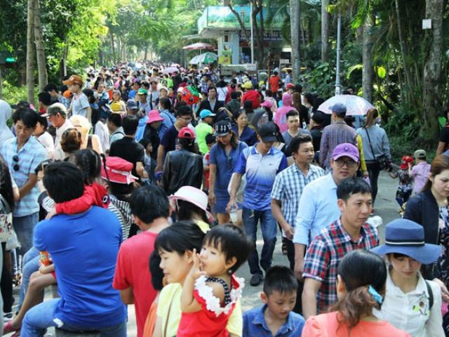 Tin tức trong ngày - Tết Dương lịch: "Biển người" đông như nêm trong các khu vui chơi