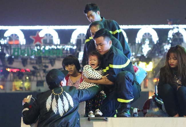 Nóng 24h qua: Hoảng loạn thoát khỏi "biển người" đi đón năm mới - 1
