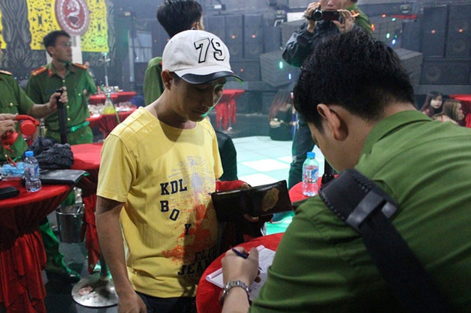 Hàng trăm dân chơi quay cuồng ở bar Diamond Luxury 2 - 1