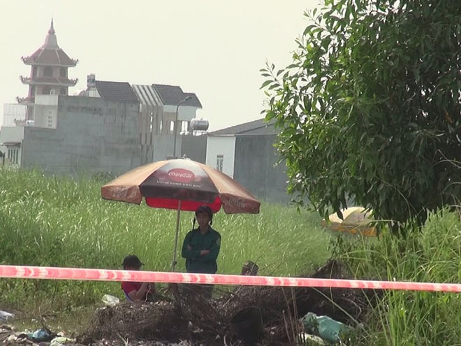 Người đàn ông cháy đen ở bãi cỏ quận 9 - 1