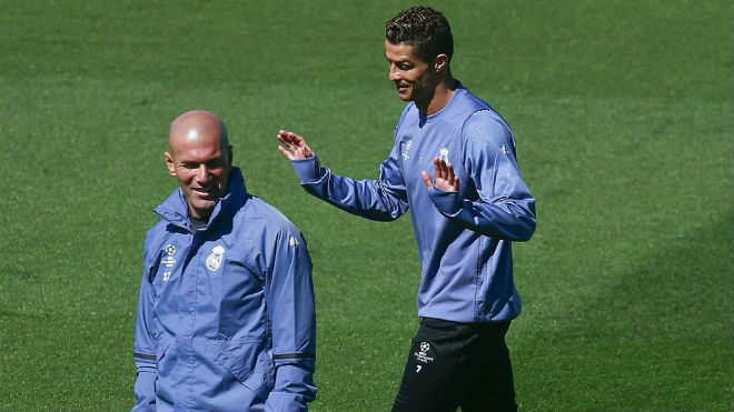 Ronaldo ủ mưu rời Real: Ra oai “đại ca”, lấn quyền Zidane - 1