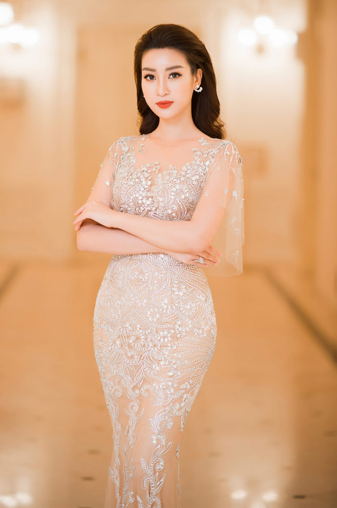 Chiếc váy táo bạo, mỏng manh nhất của Hoa hậu Đỗ Mỹ Linh - 1
