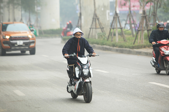 Hà Nội: Xe chạy phải bật đèn giữa ban ngày - 1