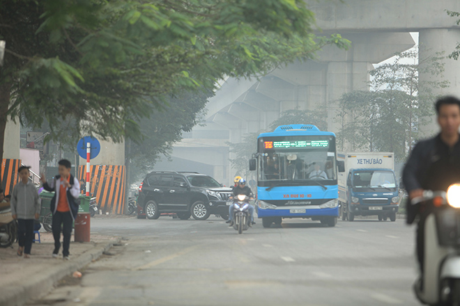Hà Nội: Xe chạy phải bật đèn giữa ban ngày - 2