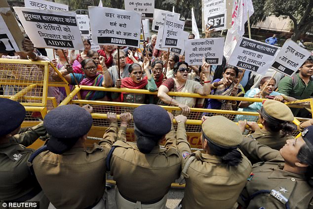 Vụ bé gái bị hãm hiếp đến sinh con ở Ấn Độ: Bất ngờ lệnh của tòa án - 1