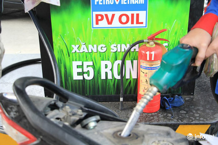 Hà Nội: Cây xăng &#34;thay áo mới&#34; sau ngày đầu thực hiện bán xăng E5 - 5