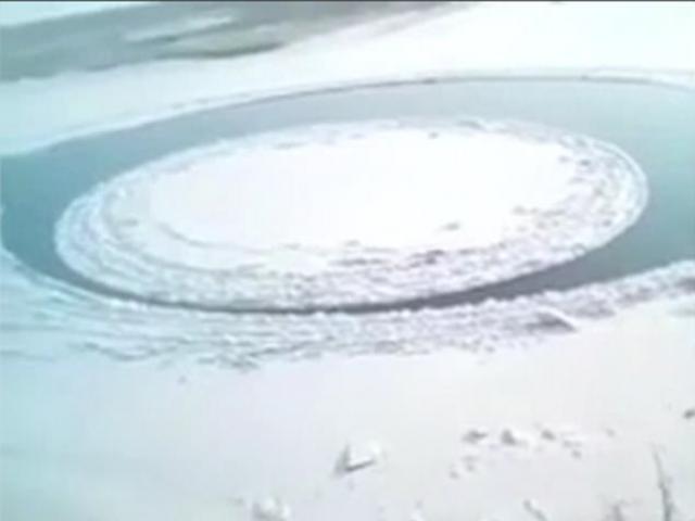 Phi thường - kỳ quặc - Kì lạ băng đóng tròn vành vạnh như chiếc đĩa trên hồ nước