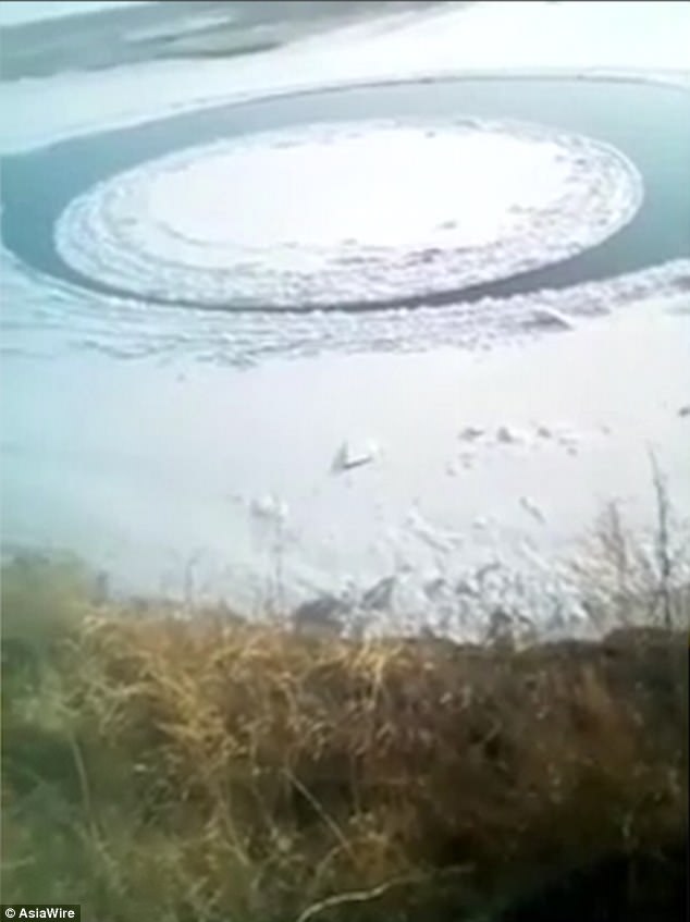 Kì lạ băng đóng tròn vành vạnh như chiếc đĩa trên hồ nước - 1