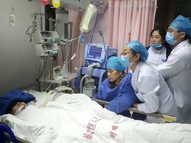 Nữ bác sĩ TQ làm việc suốt 18 giờ ngất trước mặt bệnh nhân rồi tử vong