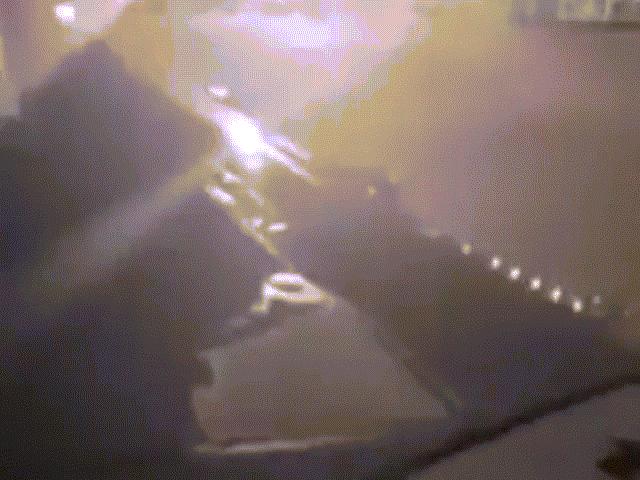 Phi thường - kỳ quặc - Chờ lâu, khách mở cửa thoát hiểm nhảy xuống cánh máy bay ngồi