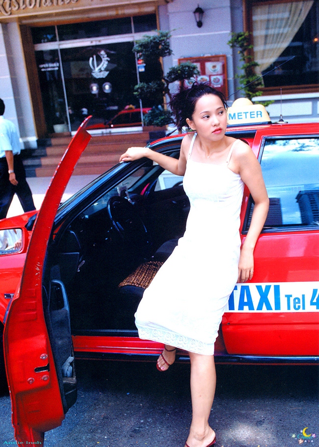 Y Năng Tịnh tạo dáng rất tự nhiên bên một chiếc xe taxi trên đường phố TP.HCM.