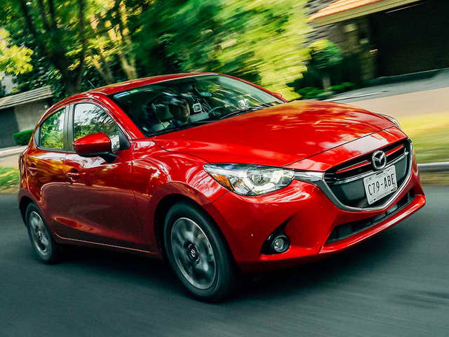 Mazda2 thay đổi giá bán liên tục suốt năm qua - 1