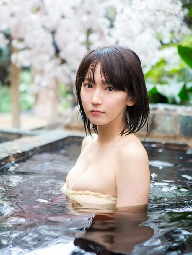 Riho Yoshioka từng gay xôn xao với bộ ảnh tắm suối cực nóng bỏng.