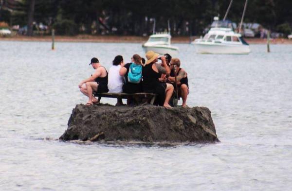 Bị cấm uống rượu, dân New Zealand dùng cách độc để lách luật - 1