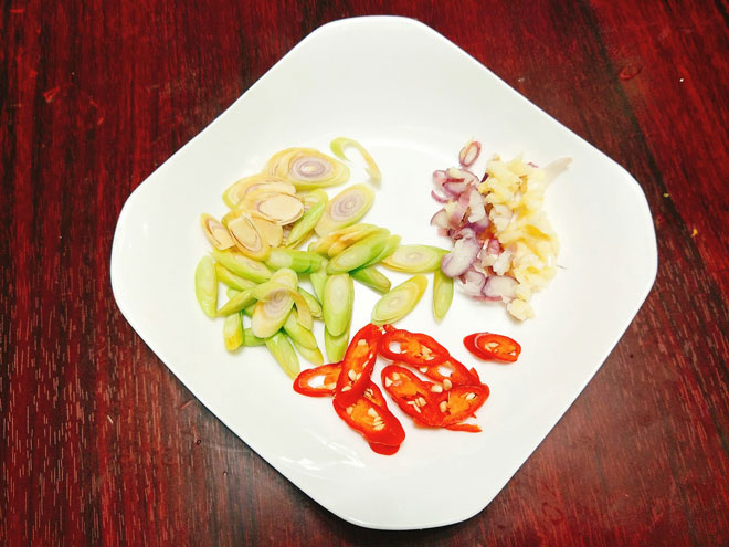 Gà xào sả ớt cay cay, thơm nồng tốn cơm ngày lạnh - 4