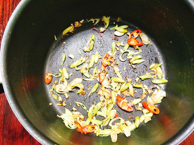 Gà xào sả ớt cay cay, thơm nồng tốn cơm ngày lạnh - 6