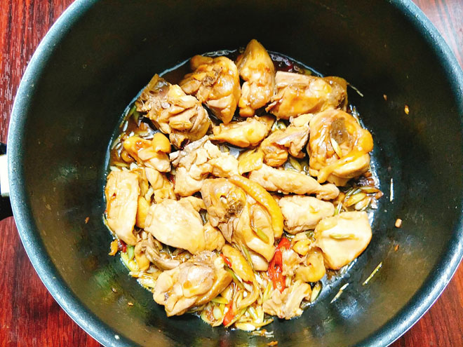 Gà xào sả ớt cay cay, thơm nồng tốn cơm ngày lạnh - 7