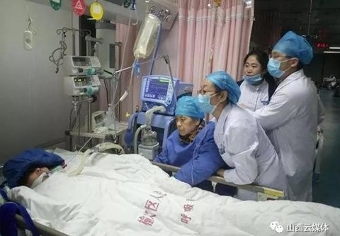 Bác sĩ ngã quỵ trước mặt bệnh nhân và qua đời vì làm việc quá tải - 1