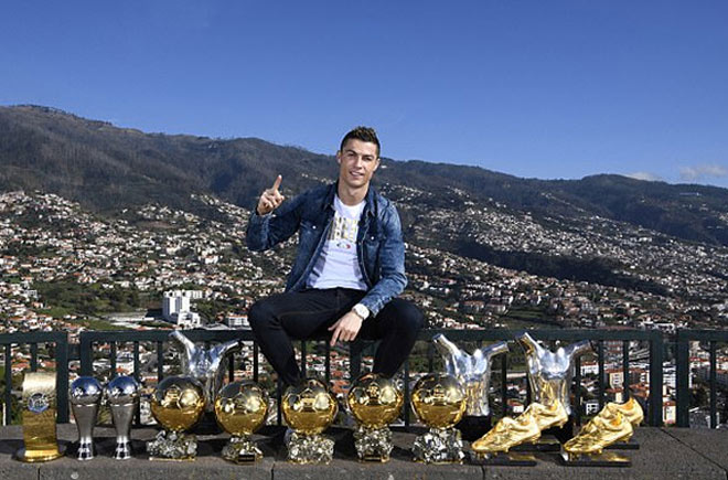 Ronaldo khoe “kho báu” danh hiệu, Messi gửi chiến thư đanh thép - 1